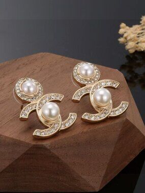 Chanel earrings 🌟🌟 Real shot, no scratches, perfect condition